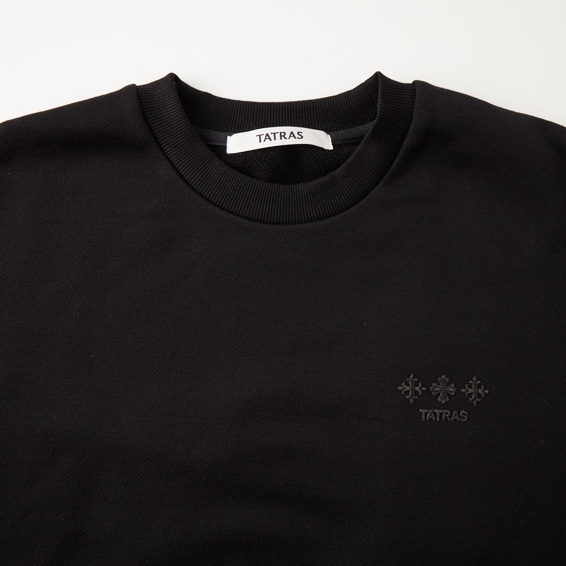 TATRAS [タトラス] 別注 FITART ブランドロゴ刺繍クルーネックスウェット [MCKA0465063968-JF] BLACK
