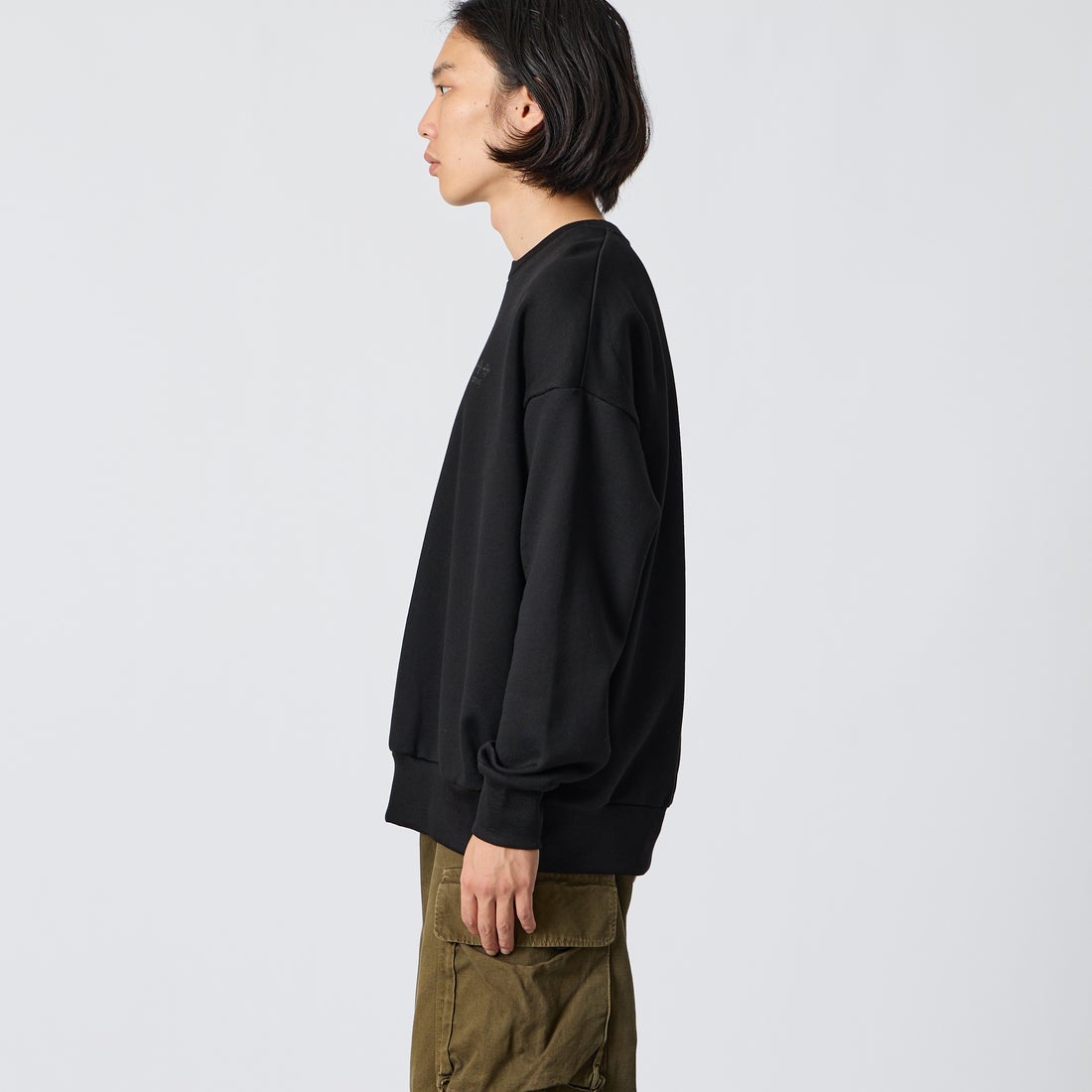 TATRAS [タトラス] 別注 FITART ブランドロゴ刺繍クルーネックスウェット [MCKA0465063968-JF] BLACK &&モデル身長：175cm 着用サイズ：2&&