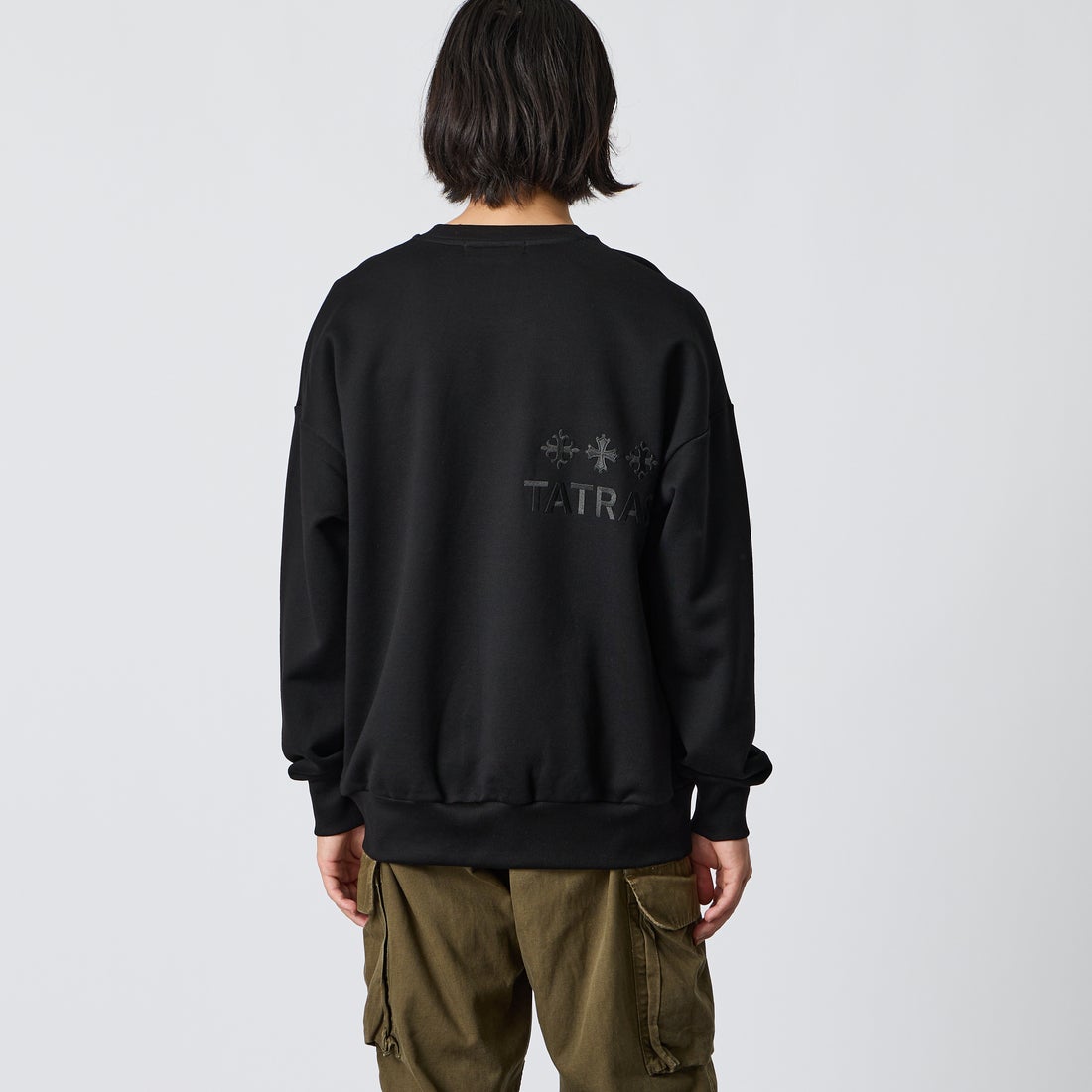 TATRAS [タトラス] 別注 FITART ブランドロゴ刺繍クルーネックスウェット [MCKA0465063968-JF] BLACK &&モデル身長：175cm 着用サイズ：2&&
