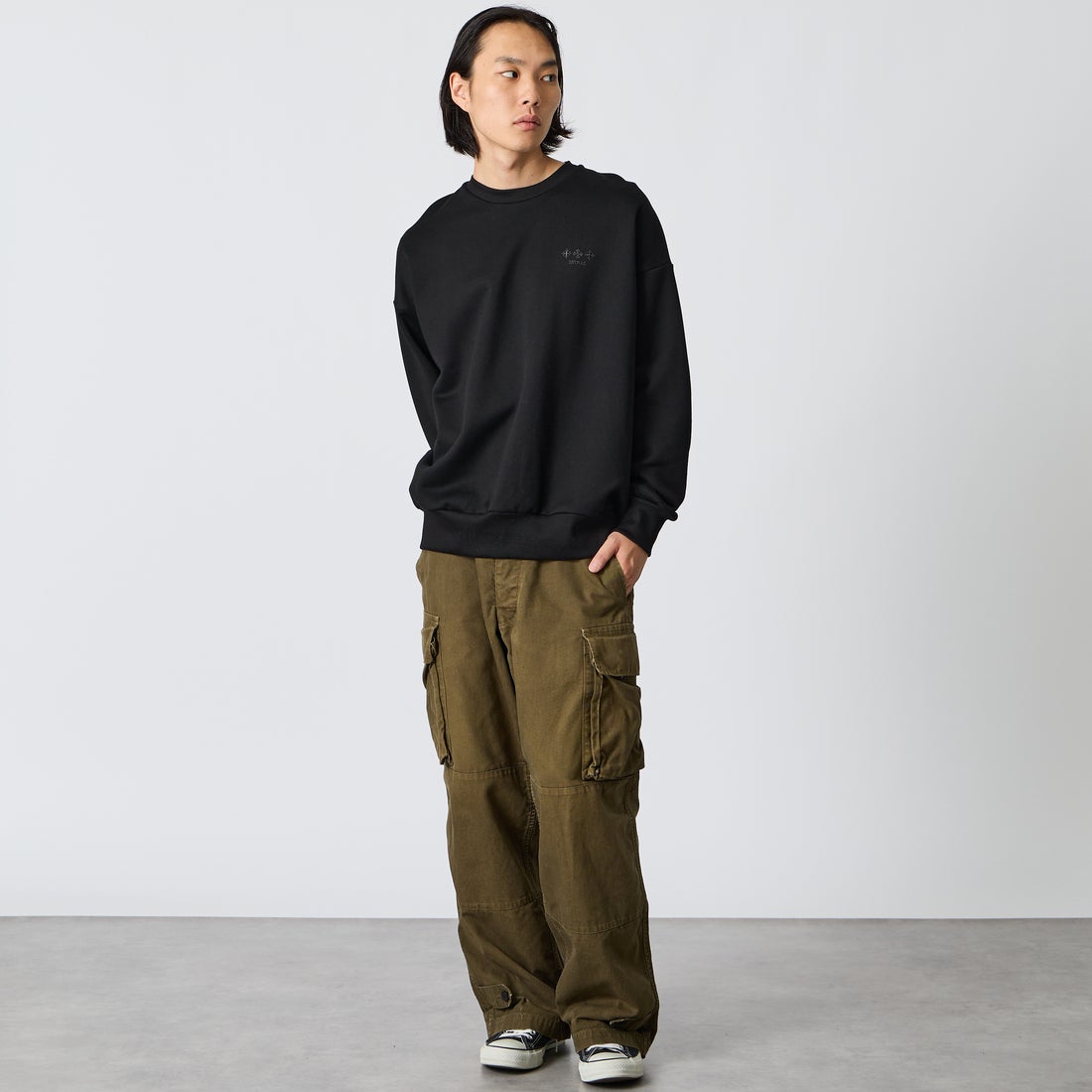 TATRAS [タトラス] 別注 FITART ブランドロゴ刺繍クルーネックスウェット [MCKA0465063968-JF] BLACK &&モデル身長：175cm 着用サイズ：2&&