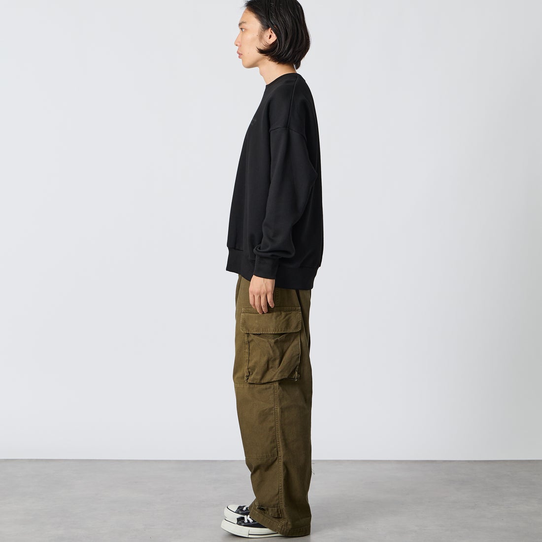 TATRAS [タトラス] 別注 FITART ブランドロゴ刺繍クルーネックスウェット [MCKA0465063968-JF] BLACK &&モデル身長：175cm 着用サイズ：2&&