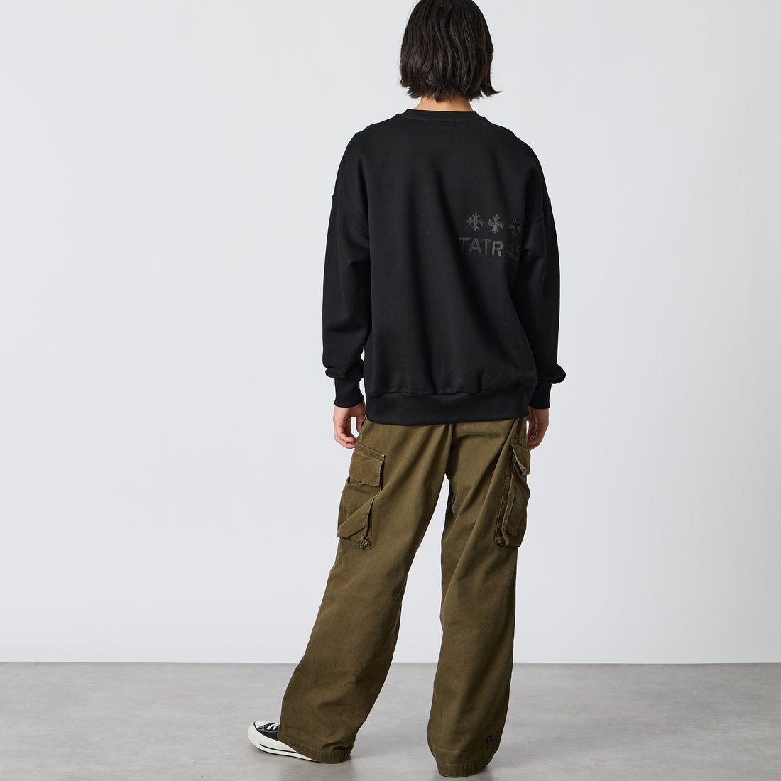 TATRAS [タトラス] 別注 FITART ブランドロゴ刺繍クルーネックスウェット [MCKA0465063968-JF] BLACK &&モデル身長：175cm 着用サイズ：2&&