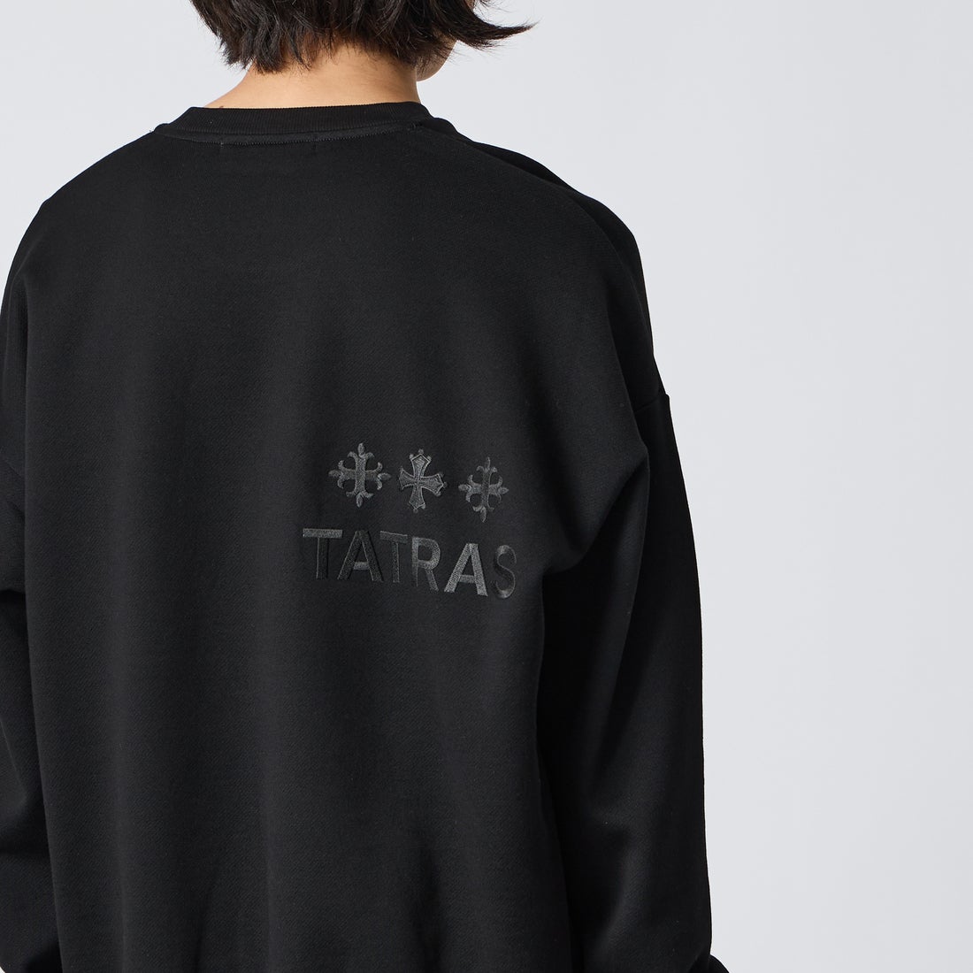 TATRAS [タトラス] 別注 FITART ブランドロゴ刺繍クルーネックスウェット [MCKA0465063968-JF] BLACK