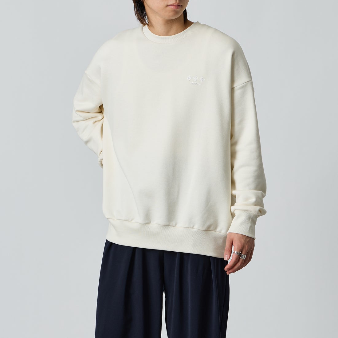 TATRAS [タトラス] 別注 FITART ブランドロゴ刺繍クルーネックスウェット [MCKA0465063968-JF] WHITE &&モデル身長：177cm 着用サイズ：3&&