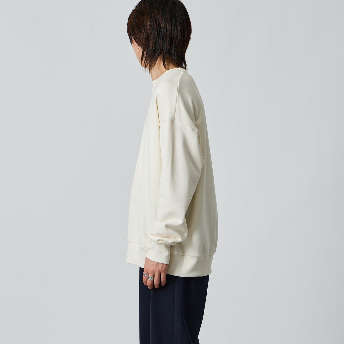 TATRAS [タトラス] 別注 FITART ブランドロゴ刺繍クルーネックスウェット [MCKA0465063968-JF] WHITE &&モデル身長：177cm 着用サイズ：3&&
