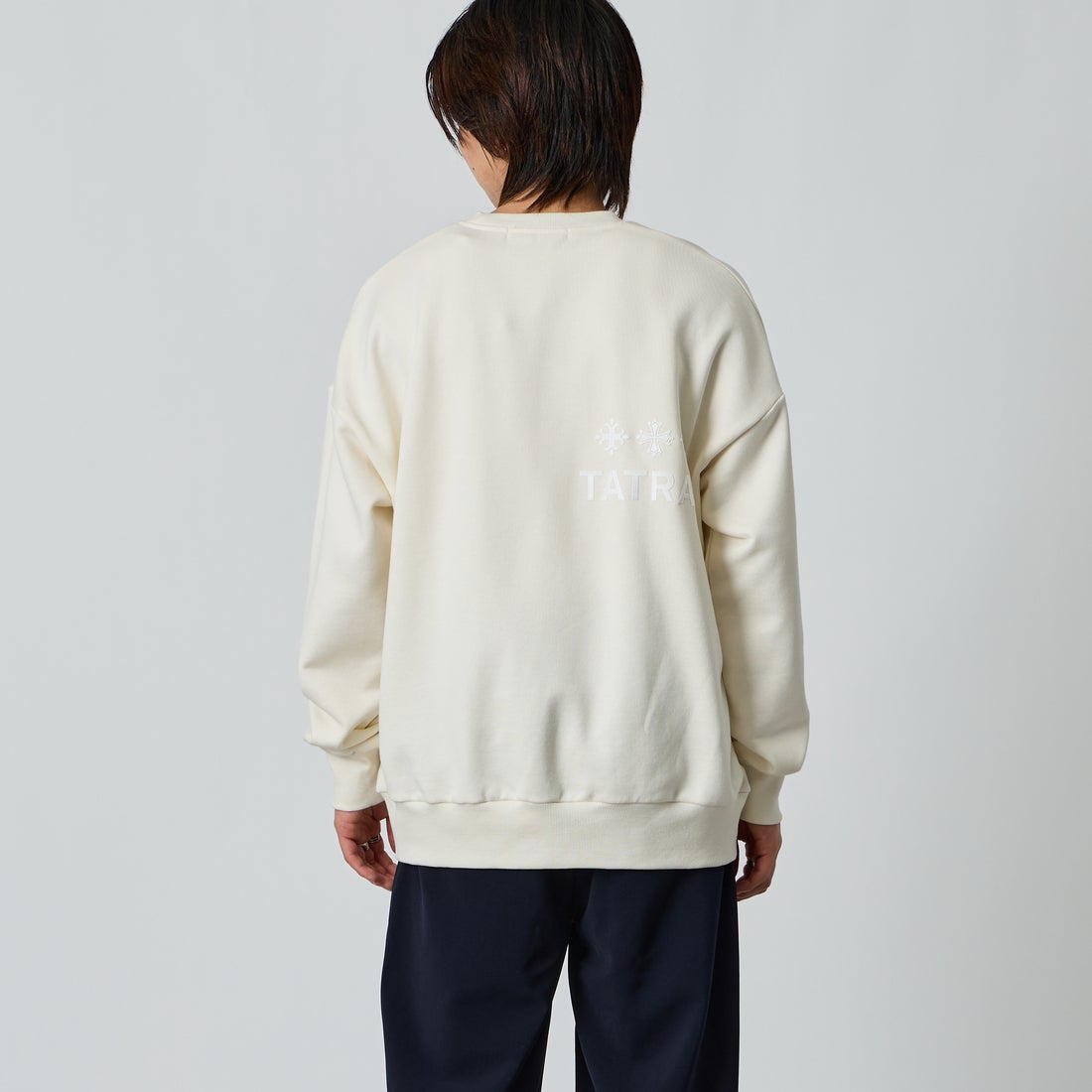 TATRAS [タトラス] 別注 FITART ブランドロゴ刺繍クルーネックスウェット [MCKA0465063968-JF] WHITE &&モデル身長：177cm 着用サイズ：3&&