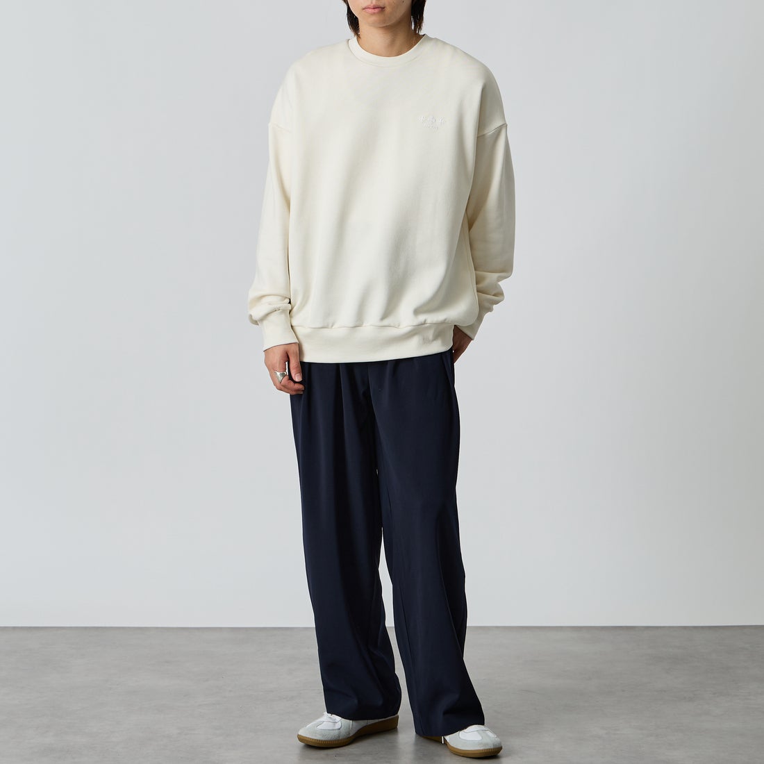 TATRAS [タトラス] 別注 FITART ブランドロゴ刺繍クルーネックスウェット [MCKA0465063968-JF] WHITE &&モデル身長：177cm 着用サイズ：3&&