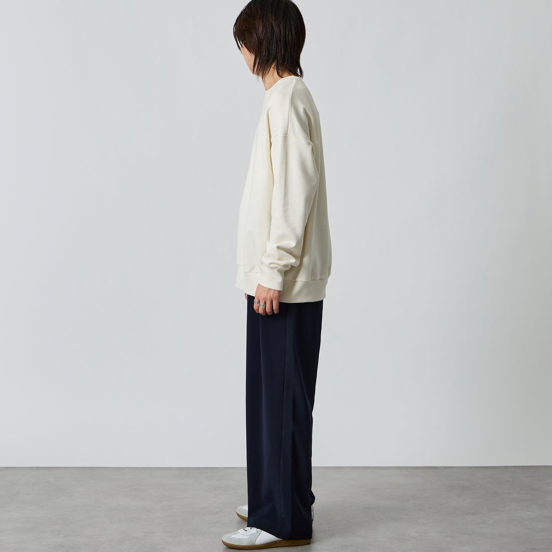 TATRAS [タトラス] 別注 FITART ブランドロゴ刺繍クルーネックスウェット [MCKA0465063968-JF] WHITE &&モデル身長：177cm 着用サイズ：3&&