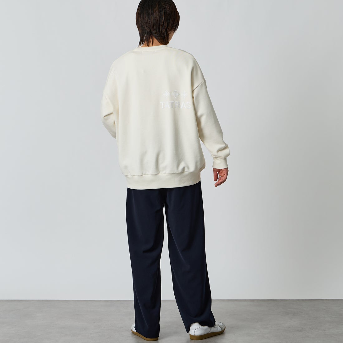 TATRAS [タトラス] 別注 FITART ブランドロゴ刺繍クルーネックスウェット [MCKA0465063968-JF] WHITE &&モデル身長：177cm 着用サイズ：3&&