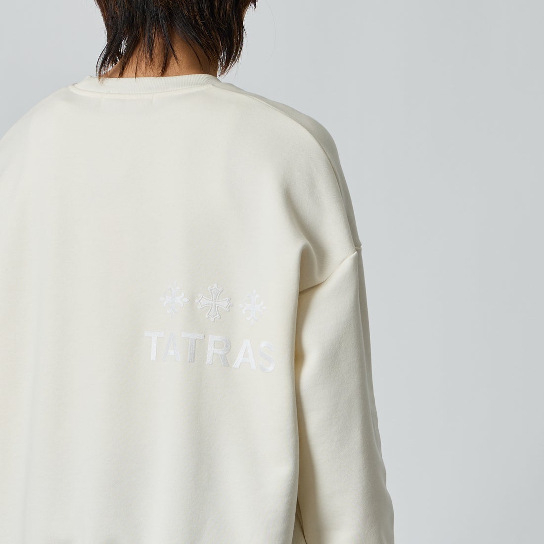 TATRAS [タトラス] 別注 FITART ブランドロゴ刺繍クルーネックスウェット [MCKA0465063968-JF] WHITE