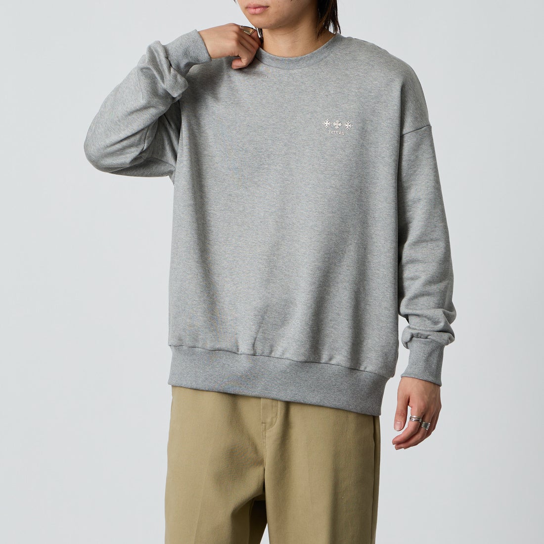 TATRAS [タトラス] 別注 FITART ブランドロゴ刺繍クルーネックスウェット [MCKA0465063968-JF] GRAY &&モデル身長：177cm 着用サイズ：2&&