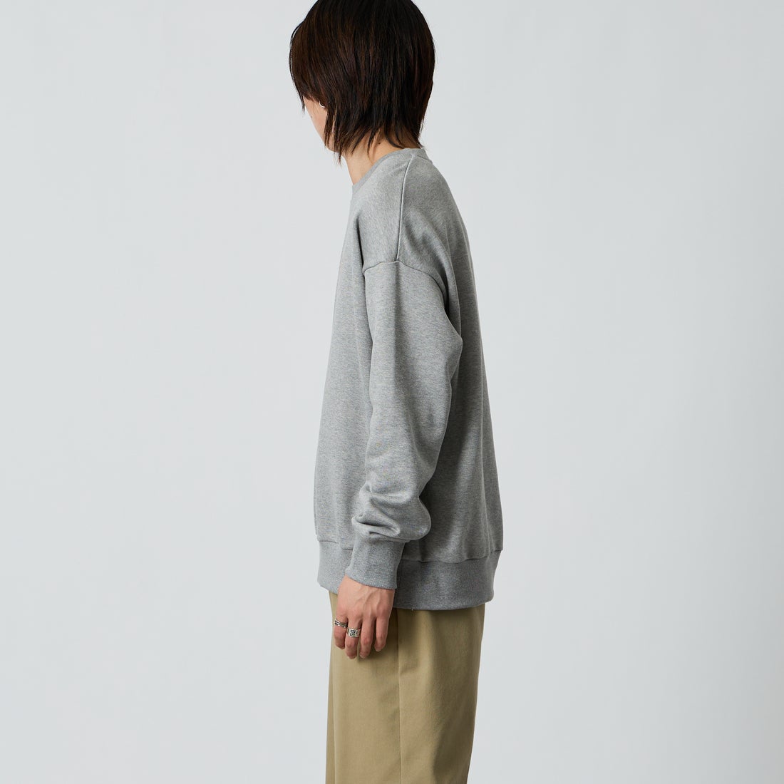 TATRAS [タトラス] 別注 FITART ブランドロゴ刺繍クルーネックスウェット [MCKA0465063968-JF] GRAY &&モデル身長：177cm 着用サイズ：2&&