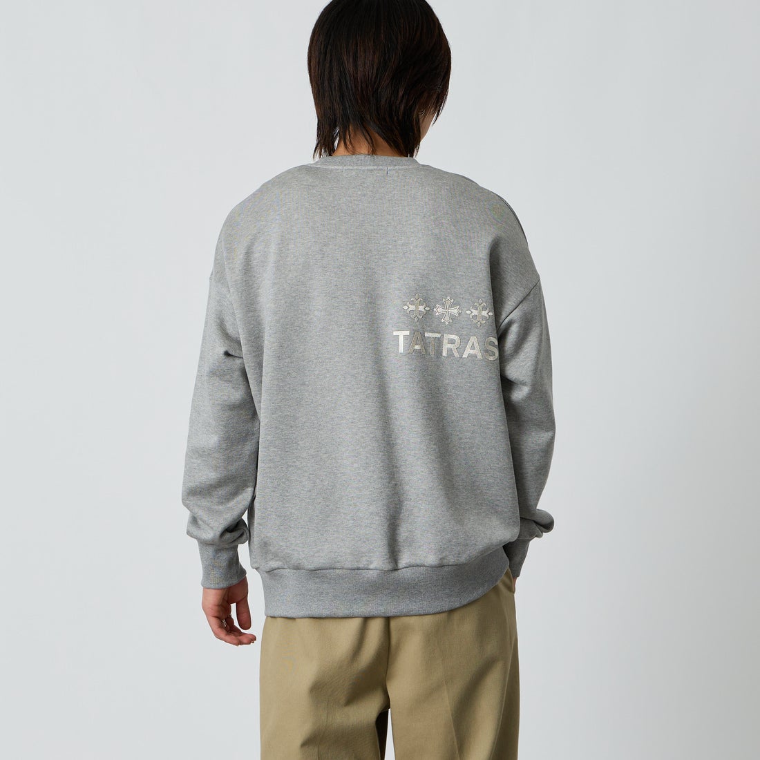 TATRAS [タトラス] 別注 FITART ブランドロゴ刺繍クルーネックスウェット [MCKA0465063968-JF] GRAY &&モデル身長：177cm 着用サイズ：2&&