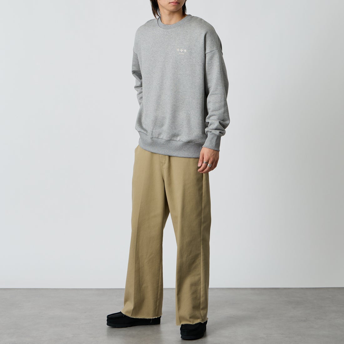 TATRAS [タトラス] 別注 FITART ブランドロゴ刺繍クルーネックスウェット [MCKA0465063968-JF] GRAY &&モデル身長：177cm 着用サイズ：2&&