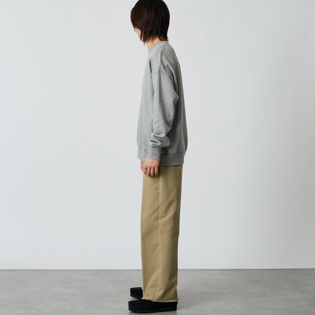 TATRAS [タトラス] 別注 FITART ブランドロゴ刺繍クルーネックスウェット [MCKA0465063968-JF] GRAY &&モデル身長：177cm 着用サイズ：2&&