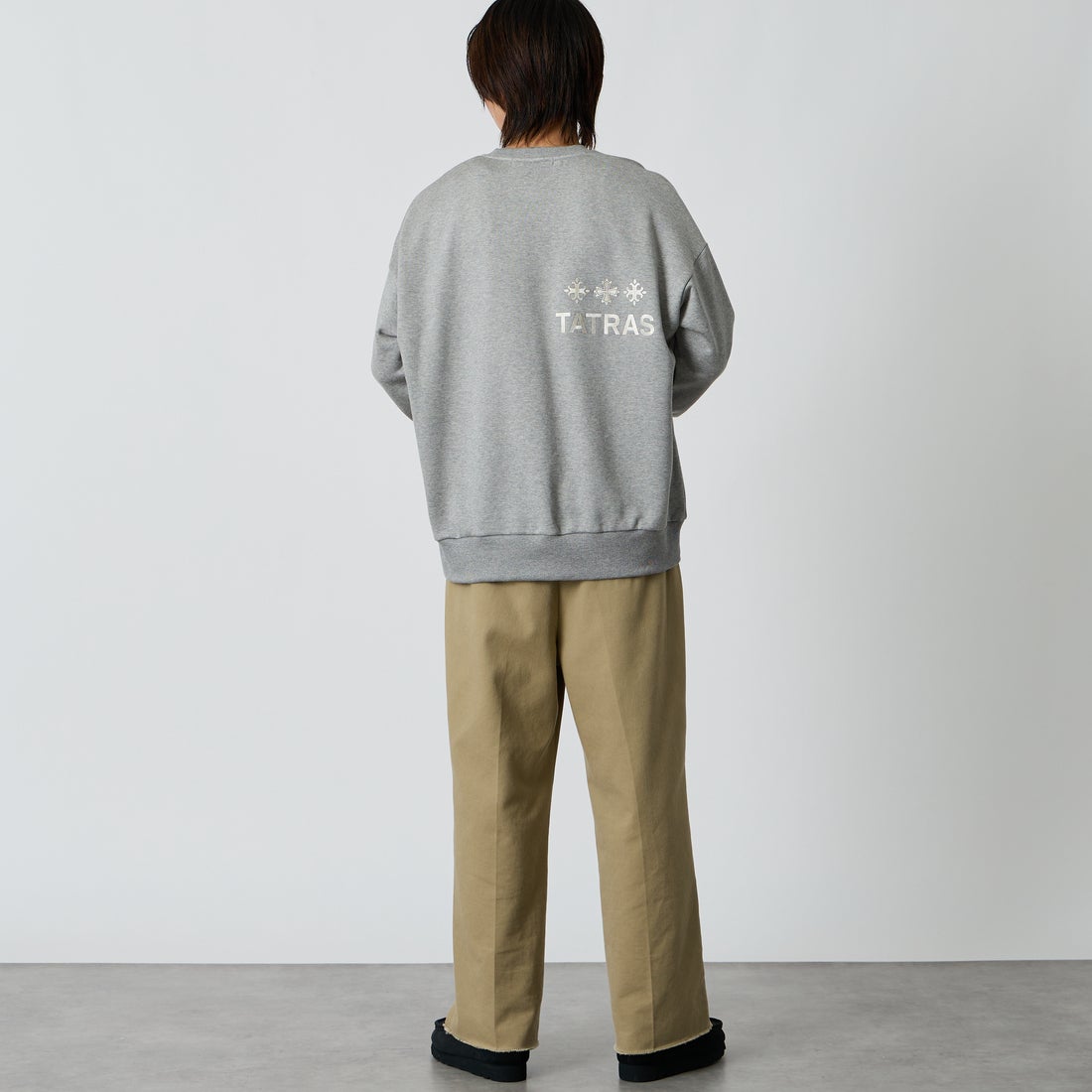 TATRAS [タトラス] 別注 FITART ブランドロゴ刺繍クルーネックスウェット [MCKA0465063968-JF] GRAY &&モデル身長：177cm 着用サイズ：2&&