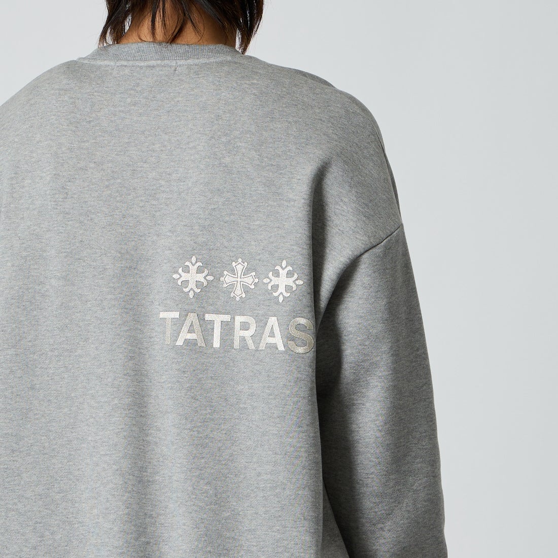 TATRAS [タトラス] 別注 FITART ブランドロゴ刺繍クルーネックスウェット [MCKA0465063968-JF] GRAY