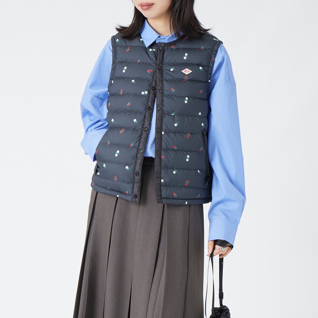 DANTON [ダントン] 小花柄クルーネックインナーダウンベスト [DT-A0002ING] BLK FLOWER &&モデル身長：162cm 着用サイズ：S&&