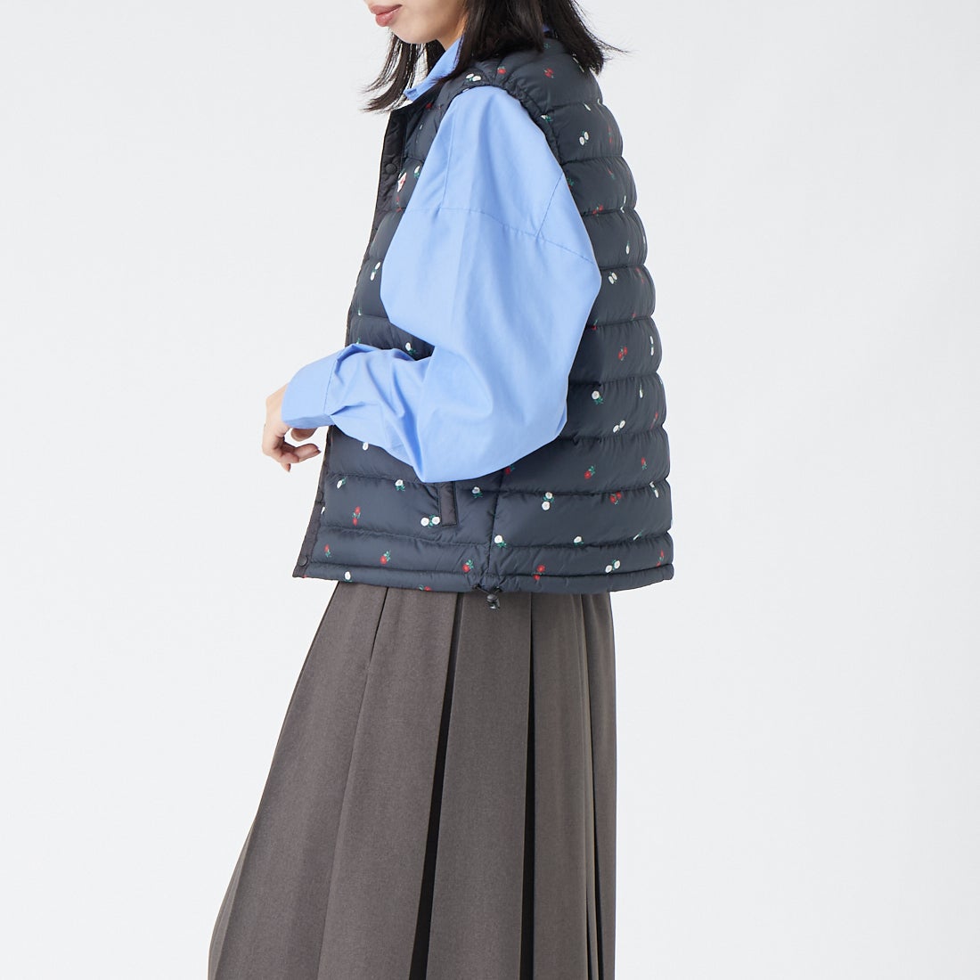 DANTON [ダントン] 小花柄クルーネックインナーダウンベスト [DT-A0002ING] BLK FLOWER &&モデル身長：162cm 着用サイズ：S&&
