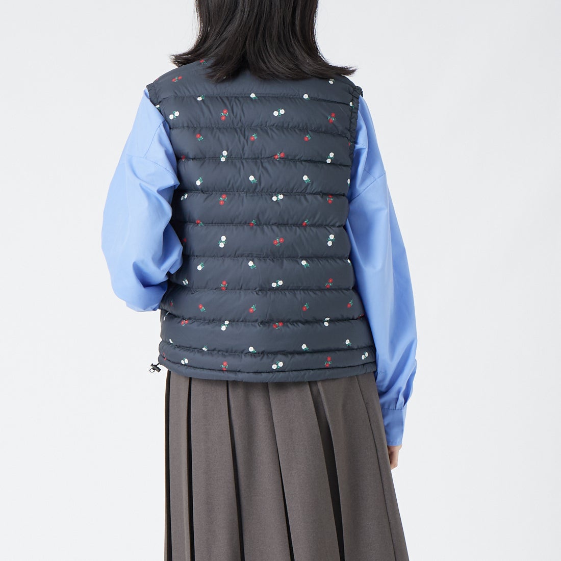 DANTON [ダントン] 小花柄クルーネックインナーダウンベスト [DT-A0002ING] BLK FLOWER &&モデル身長：162cm 着用サイズ：S&&