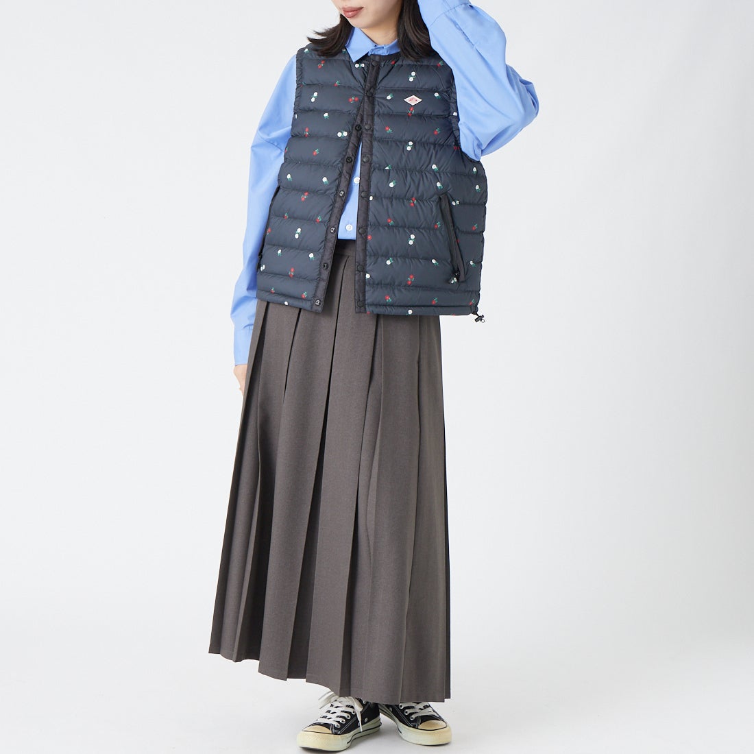 DANTON [ダントン] 小花柄クルーネックインナーダウンベスト [DT-A0002ING] BLK FLOWER &&モデル身長：162cm 着用サイズ：S&&
