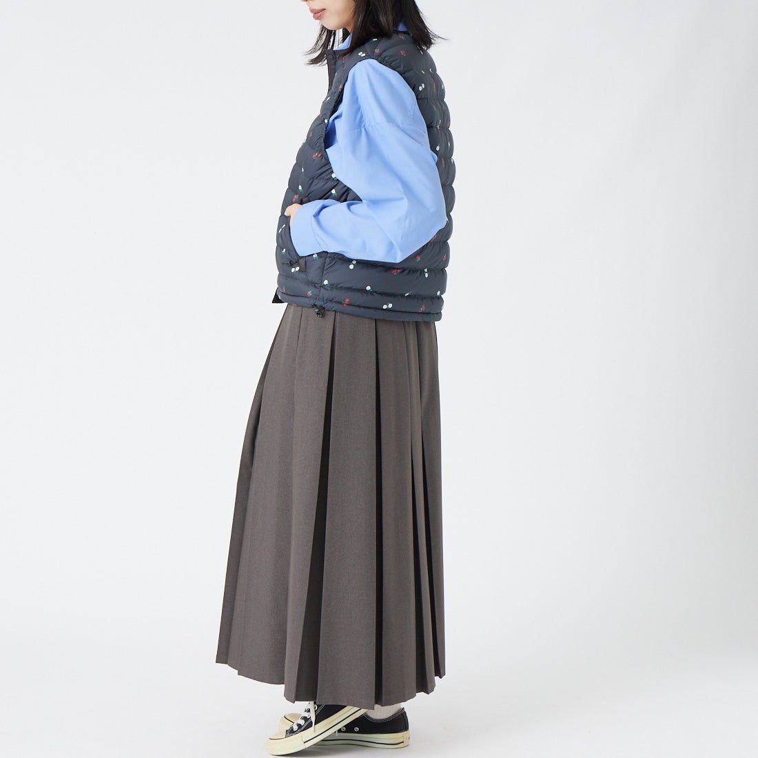 DANTON [ダントン] 小花柄クルーネックインナーダウンベスト [DT-A0002ING] BLK FLOWER &&モデル身長：162cm 着用サイズ：S&&