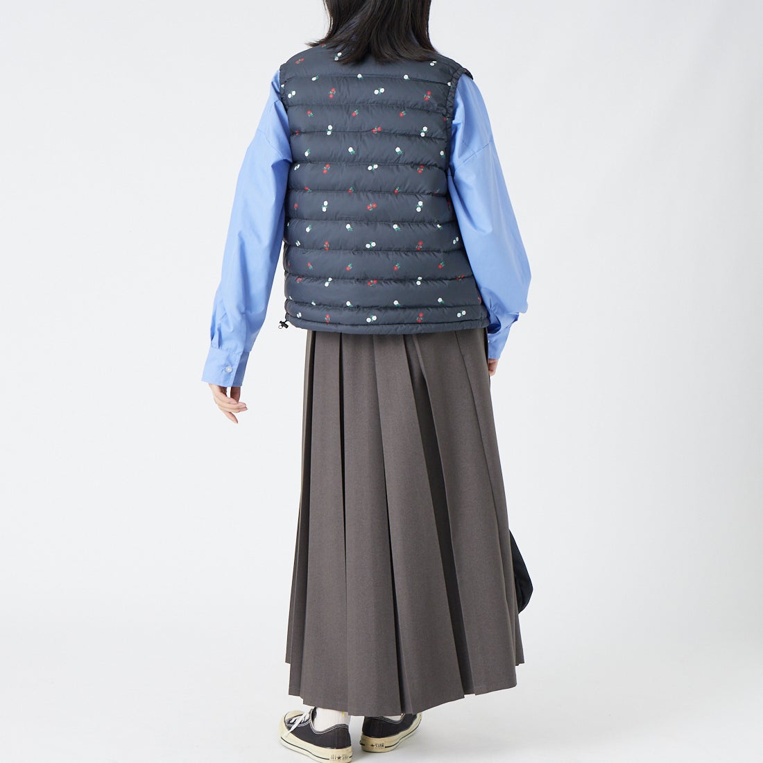 DANTON [ダントン] 小花柄クルーネックインナーダウンベスト [DT-A0002ING] BLK FLOWER &&モデル身長：162cm 着用サイズ：S&&