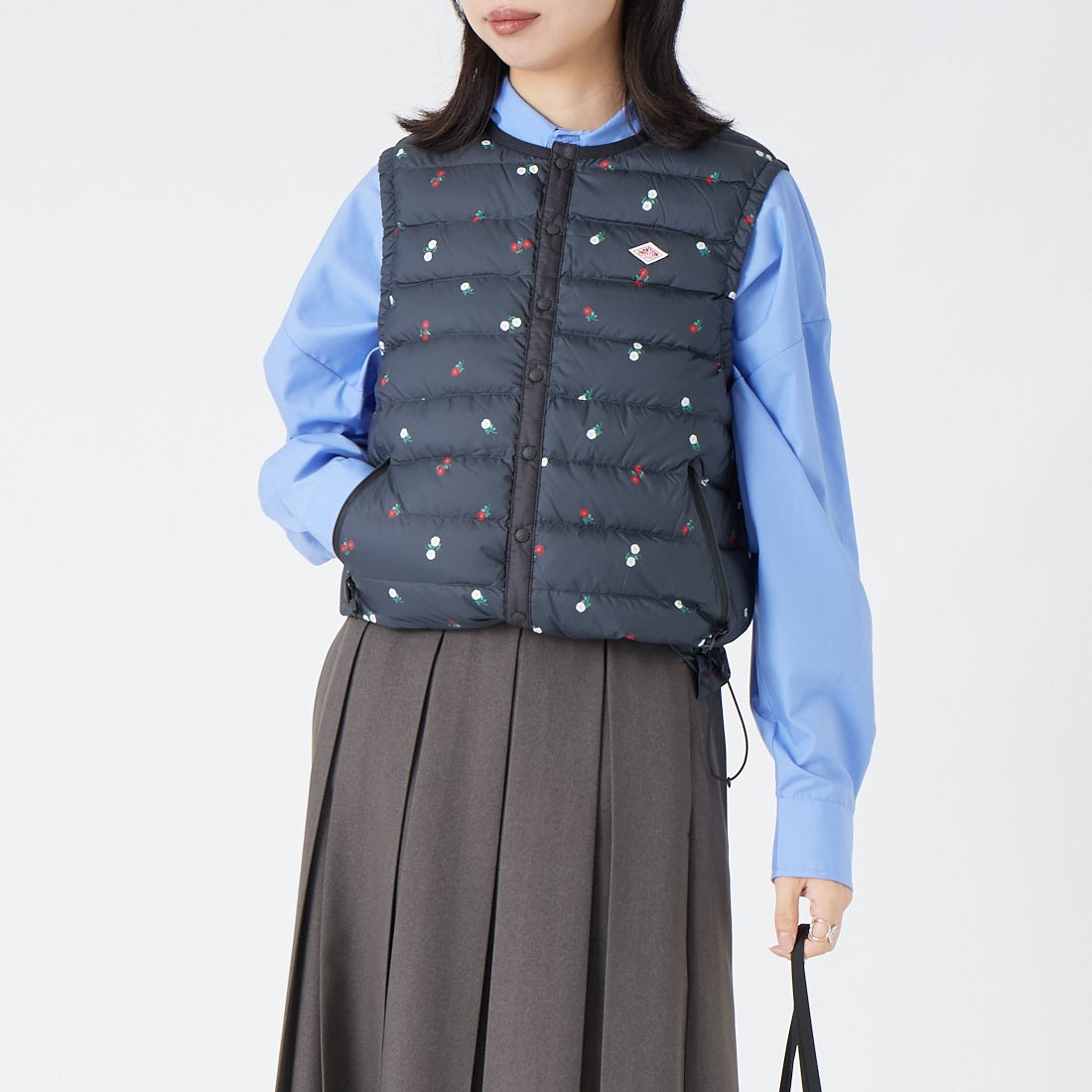 DANTON [ダントン] 小花柄クルーネックインナーダウンベスト [DT-A0002ING] BLK FLOWER &&モデル身長：162cm 着用サイズ：S&&