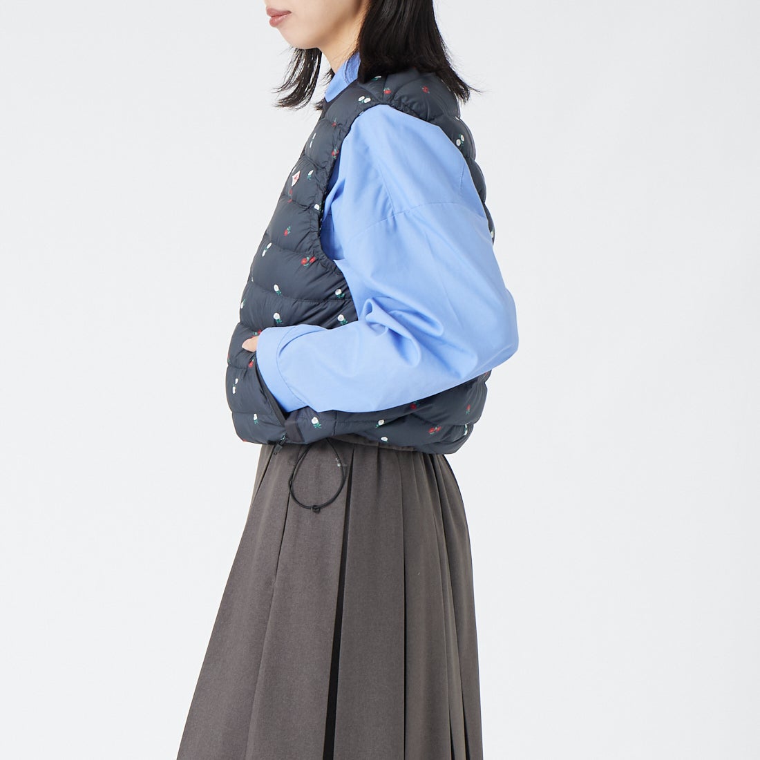 DANTON [ダントン] 小花柄クルーネックインナーダウンベスト [DT-A0002ING] BLK FLOWER &&モデル身長：162cm 着用サイズ：S&&