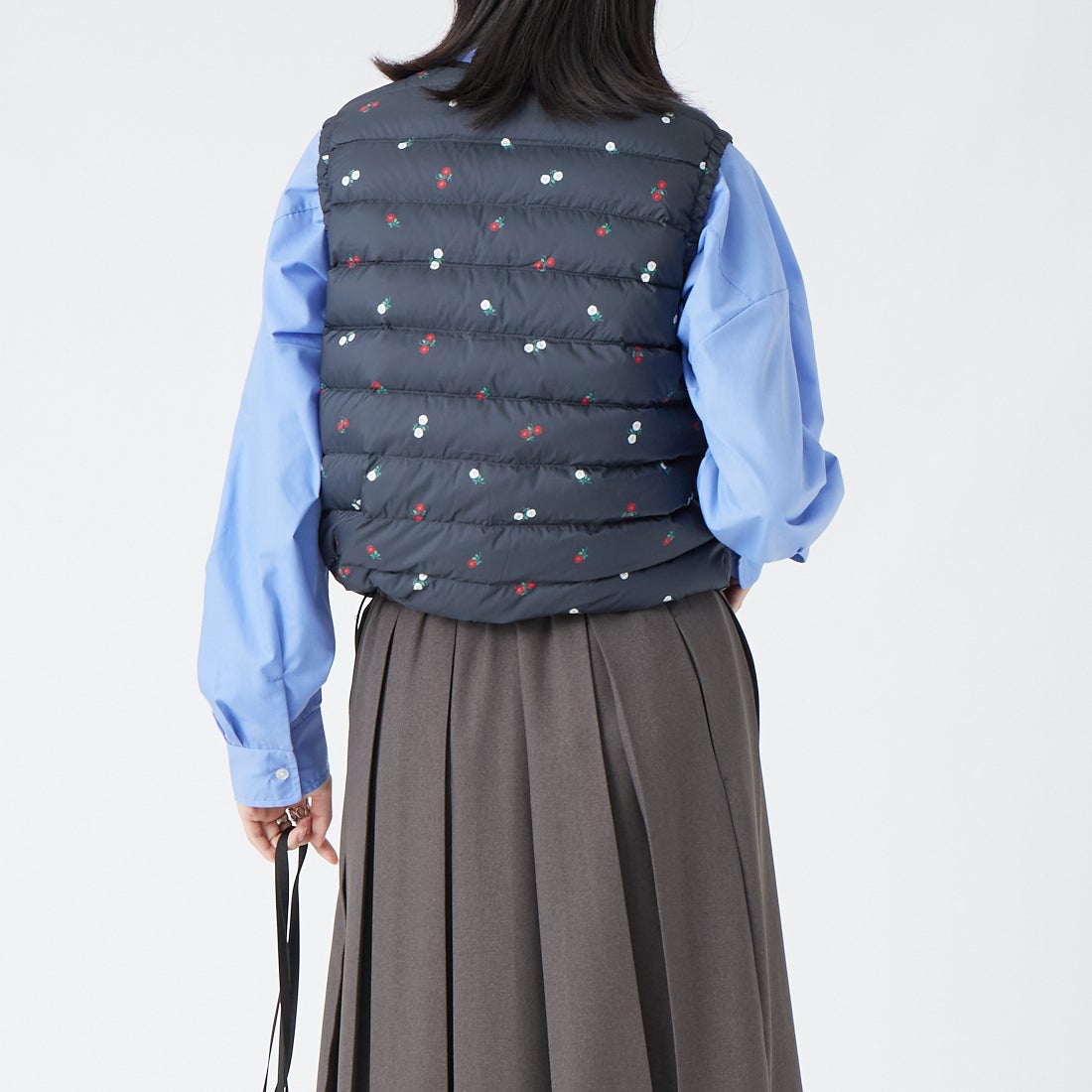 DANTON [ダントン] 小花柄クルーネックインナーダウンベスト [DT-A0002ING] BLK FLOWER &&モデル身長：162cm 着用サイズ：S&&