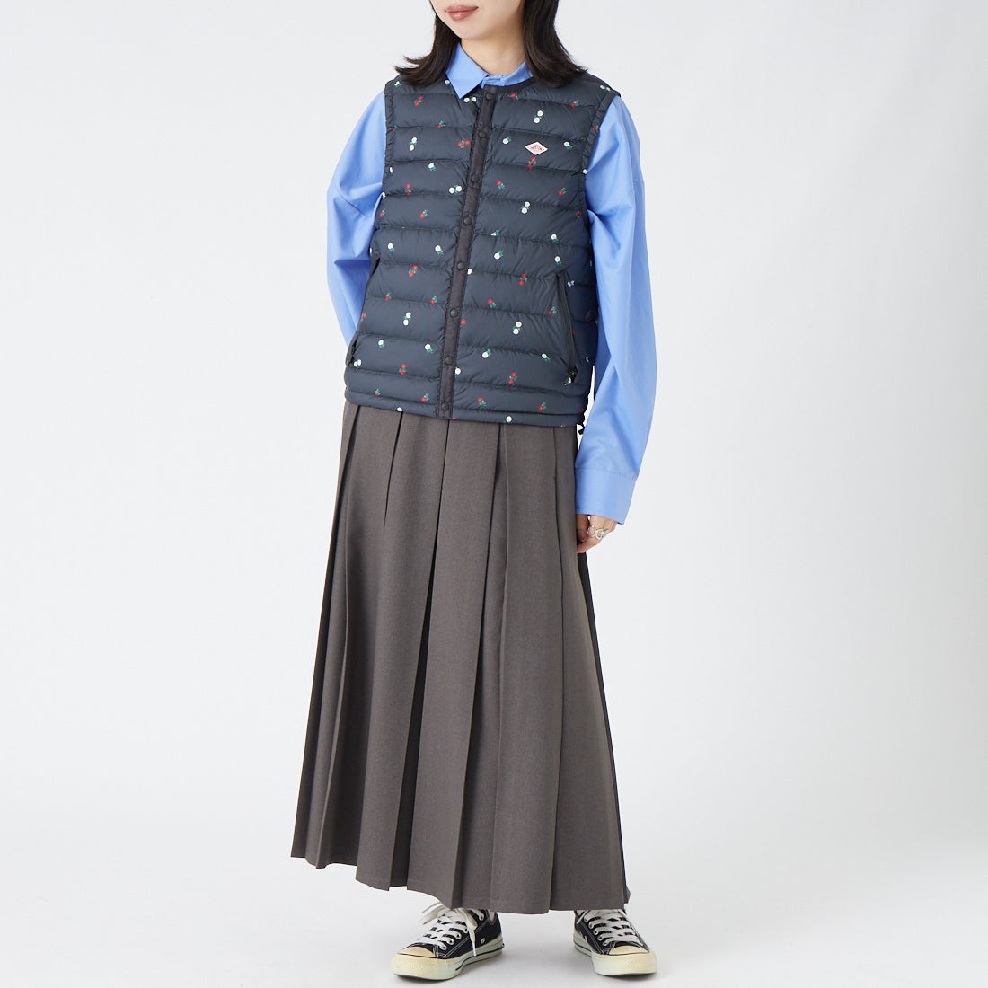 DANTON [ダントン] 小花柄クルーネックインナーダウンベスト [DT-A0002ING] BLK FLOWER &&モデル身長：162cm 着用サイズ：S&&