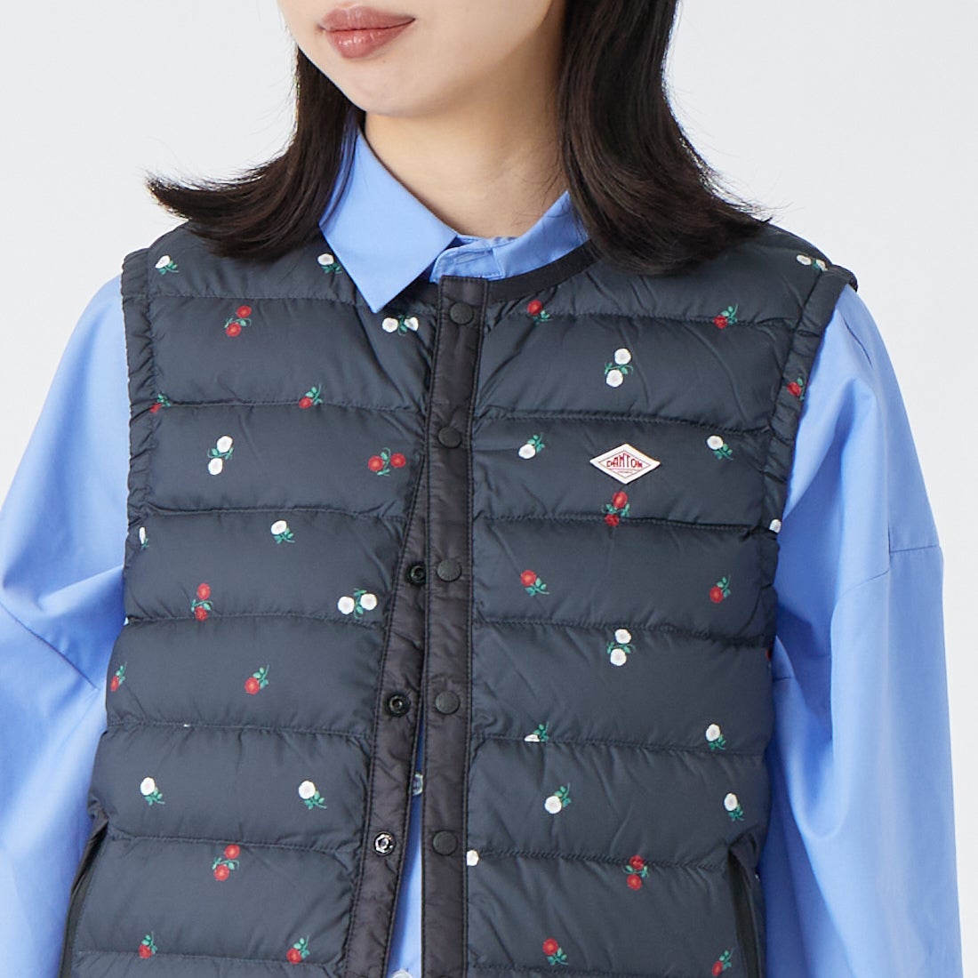 DANTON [ダントン] 小花柄クルーネックインナーダウンベスト [DT-A0002ING] BLK FLOWER &&モデル身長：162cm 着用サイズ：S&&