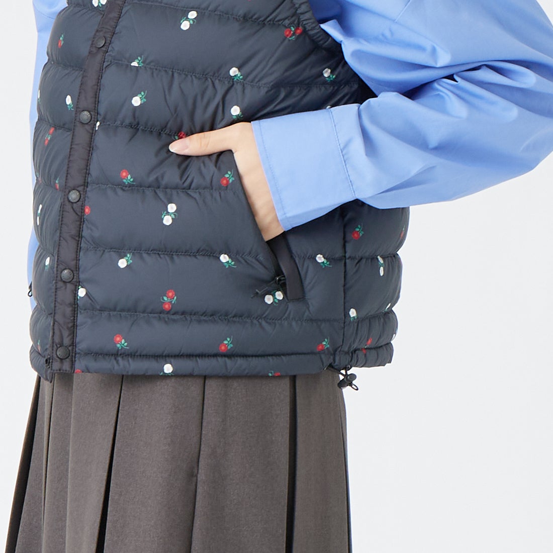 DANTON [ダントン] 小花柄クルーネックインナーダウンベスト [DT-A0002ING] BLK FLOWER &&モデル身長：162cm 着用サイズ：S&&