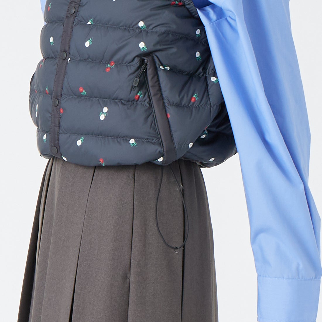 DANTON [ダントン] 小花柄クルーネックインナーダウンベスト [DT-A0002ING] BLK FLOWER &&モデル身長：162cm 着用サイズ：S&&