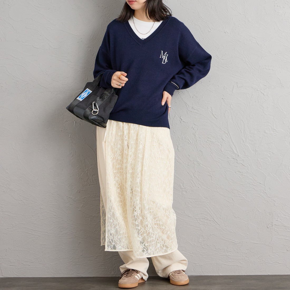 MICA&DEAL × JEANSFACTORY [マイカアンドディール × ジーンズファクトリー] 別注 ワンポイントロゴ Vネックニットプルオーバー [0126408364-JF] NAVY &&モデル身長：160cm 着用サイズ：F&&
