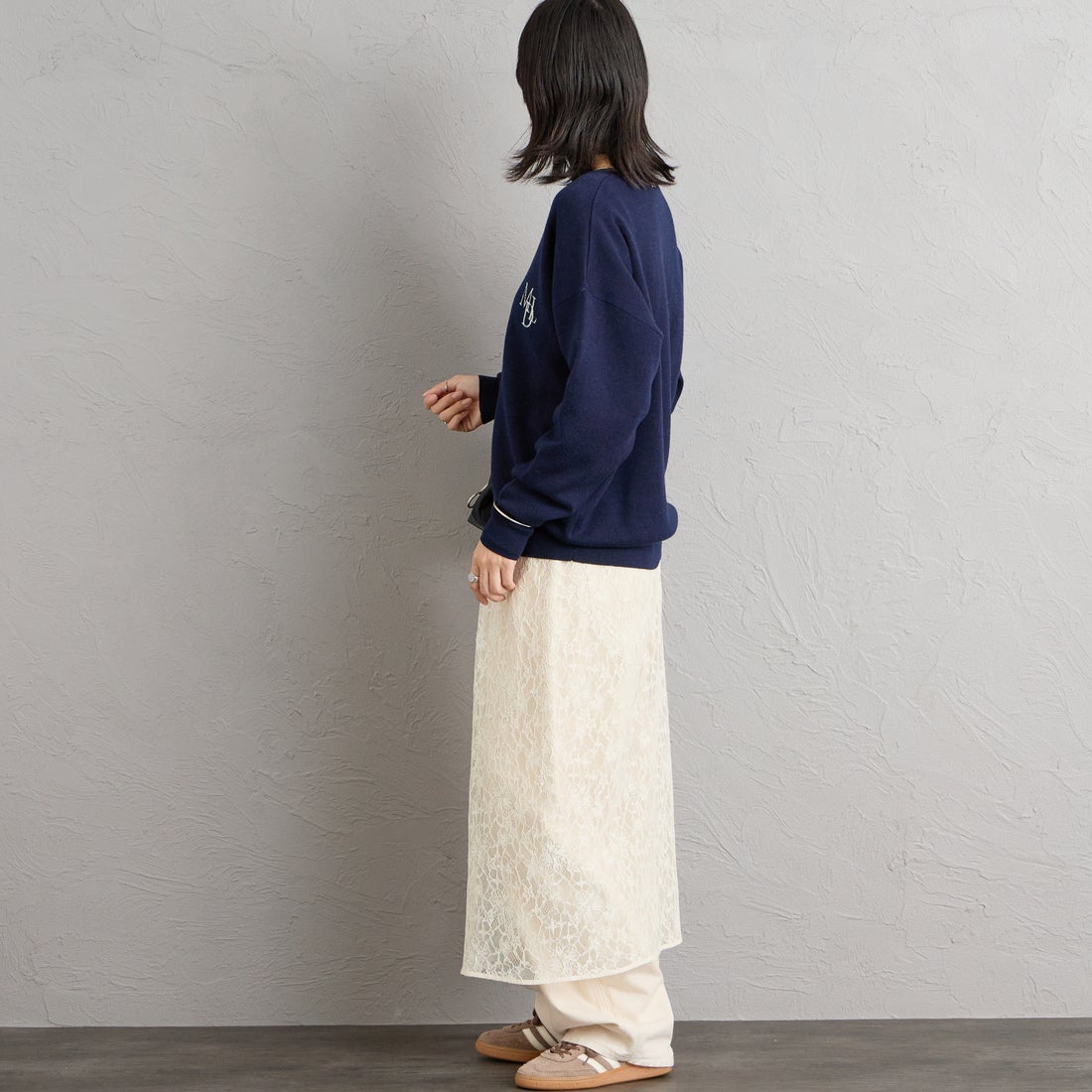 MICA&DEAL × JEANSFACTORY [マイカアンドディール × ジーンズファクトリー] 別注 ワンポイントロゴ Vネックニットプルオーバー [0126408364-JF] NAVY &&モデル身長：160cm 着用サイズ：F&&