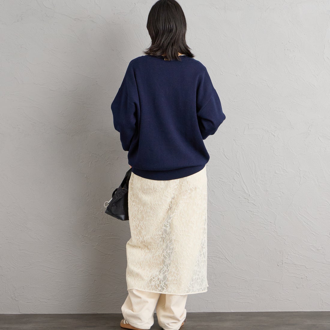 MICA&DEAL × JEANSFACTORY [マイカアンドディール × ジーンズファクトリー] 別注 ワンポイントロゴ Vネックニットプルオーバー [0126408364-JF] NAVY &&モデル身長：160cm 着用サイズ：F&&