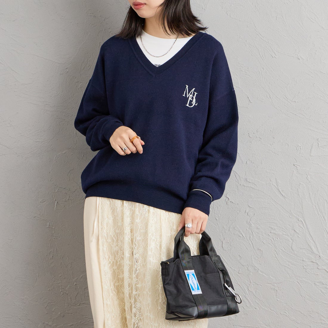 MICA&DEAL × JEANSFACTORY [マイカアンドディール × ジーンズファクトリー] 別注 ワンポイントロゴ Vネックニットプルオーバー [0126408364-JF] NAVY &&モデル身長：160cm 着用サイズ：F&&