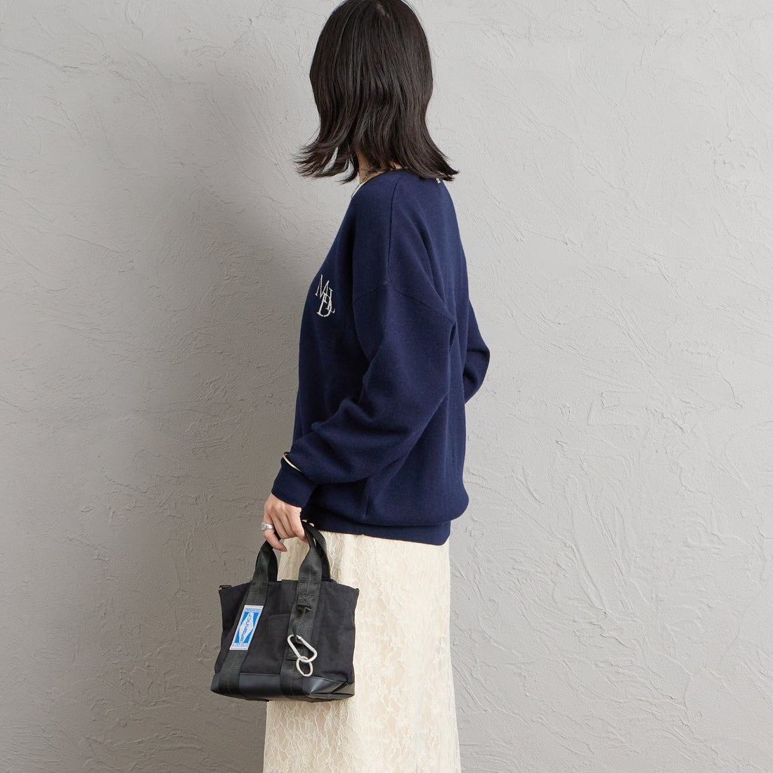 MICA&DEAL × JEANSFACTORY [マイカアンドディール × ジーンズファクトリー] 別注 ワンポイントロゴ Vネックニットプルオーバー [0126408364-JF] NAVY &&モデル身長：160cm 着用サイズ：F&&