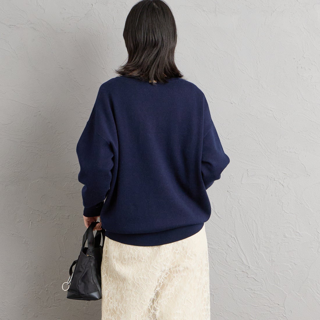 MICA&DEAL × JEANSFACTORY [マイカアンドディール × ジーンズファクトリー] 別注 ワンポイントロゴ Vネックニットプルオーバー [0126408364-JF] NAVY &&モデル身長：160cm 着用サイズ：F&&