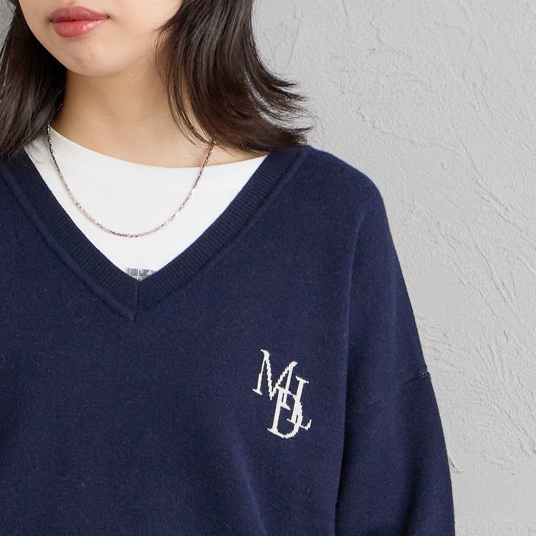 MICA&DEAL × JEANSFACTORY [マイカアンドディール × ジーンズファクトリー] 別注 ワンポイントロゴ Vネックニットプルオーバー [0126408364-JF] NAVY &&モデル身長：160cm 着用サイズ：F&&