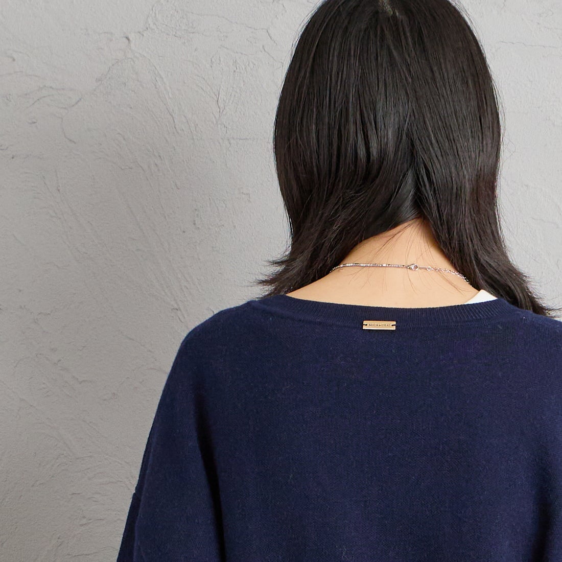 MICA&DEAL × JEANSFACTORY [マイカアンドディール × ジーンズファクトリー] 別注 ワンポイントロゴ Vネックニットプルオーバー [0126408364-JF] NAVY &&モデル身長：160cm 着用サイズ：F&&