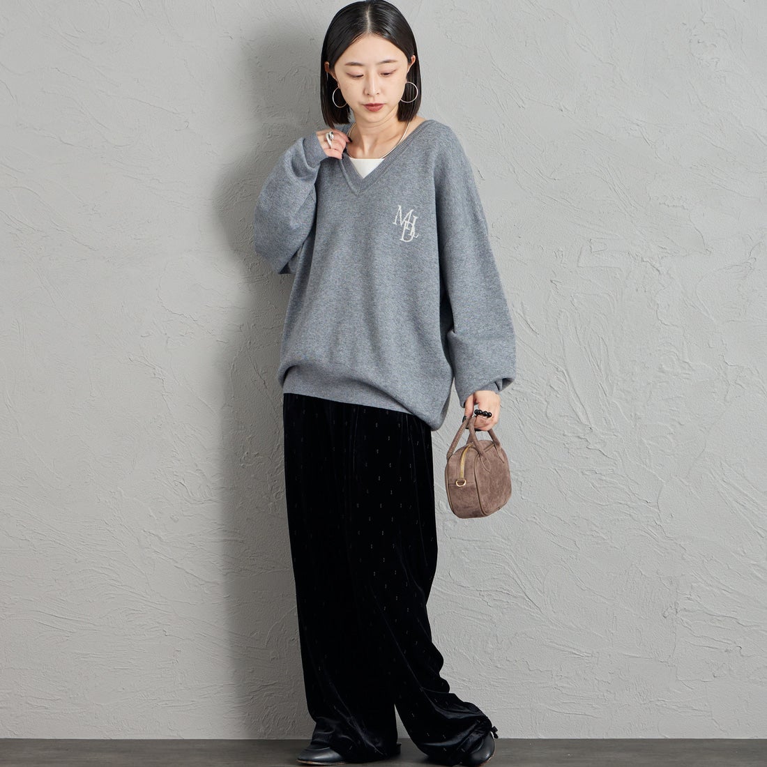 MICA&DEAL × JEANSFACTORY [マイカアンドディール × ジーンズファクトリー] 別注 ワンポイントロゴ Vネックニットプルオーバー [0126408364-JF] GRAY &&モデル身長：150cm 着用サイズ：F&&
