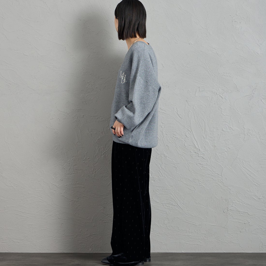MICA&DEAL × JEANSFACTORY [マイカアンドディール × ジーンズファクトリー] 別注 ワンポイントロゴ Vネックニットプルオーバー [0126408364-JF] GRAY &&モデル身長：150cm 着用サイズ：F&&