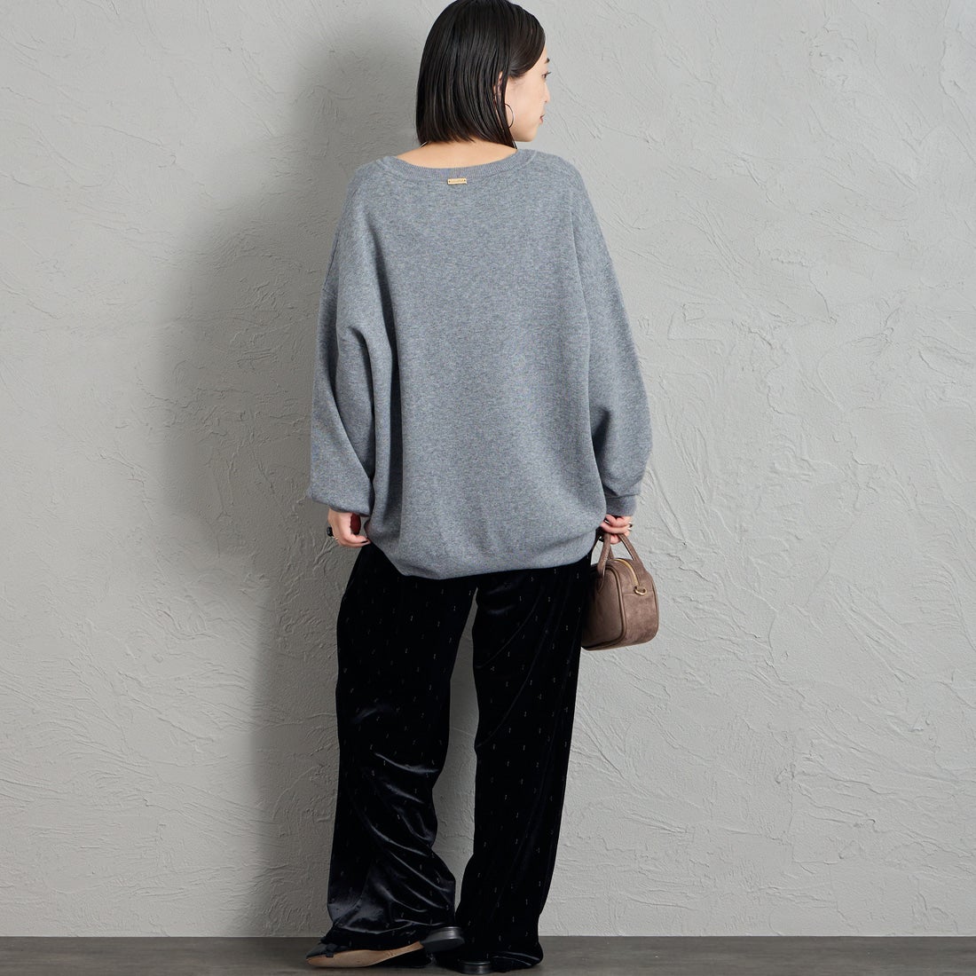 MICA&DEAL × JEANSFACTORY [マイカアンドディール × ジーンズファクトリー] 別注 ワンポイントロゴ Vネックニットプルオーバー [0126408364-JF] GRAY &&モデル身長：150cm 着用サイズ：F&&
