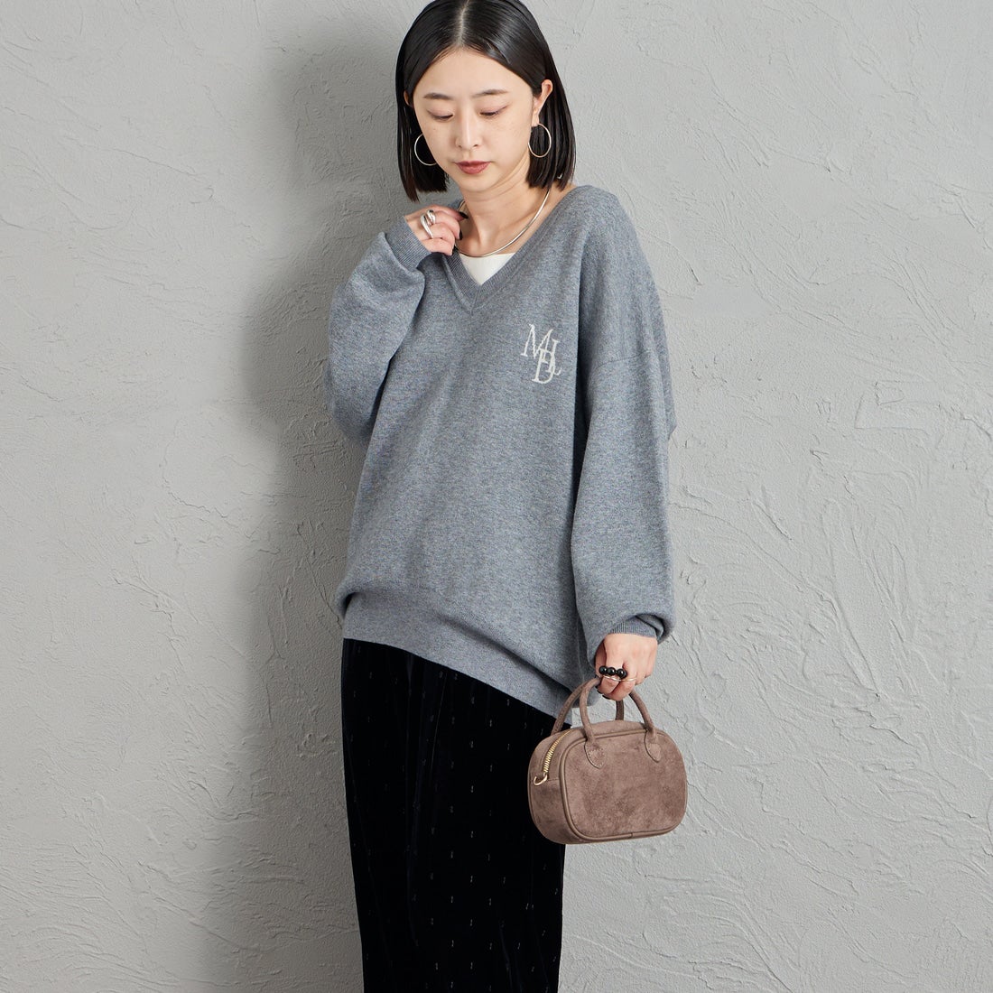 MICA&DEAL × JEANSFACTORY [マイカアンドディール × ジーンズファクトリー] 別注 ワンポイントロゴ Vネックニットプルオーバー [0126408364-JF] GRAY &&モデル身長：150cm 着用サイズ：F&&