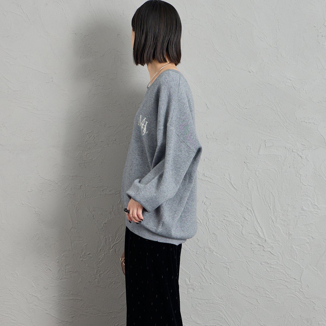 MICA&DEAL × JEANSFACTORY [マイカアンドディール × ジーンズファクトリー] 別注 ワンポイントロゴ Vネックニットプルオーバー [0126408364-JF] GRAY &&モデル身長：150cm 着用サイズ：F&&
