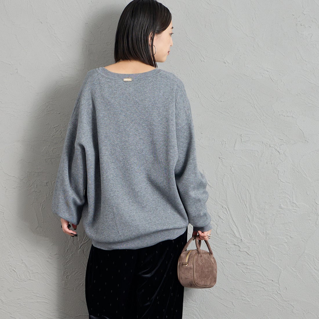 MICA&DEAL × JEANSFACTORY [マイカアンドディール × ジーンズファクトリー] 別注 ワンポイントロゴ Vネックニットプルオーバー [0126408364-JF] GRAY &&モデル身長：150cm 着用サイズ：F&&