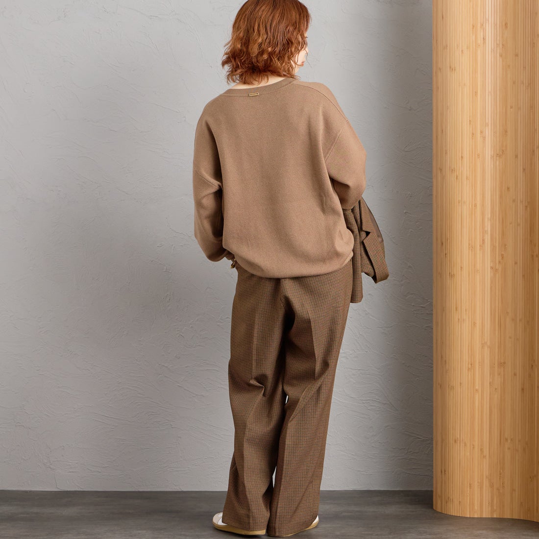 MICA&DEAL × JEANSFACTORY [マイカアンドディール × ジーンズファクトリー] 別注 ワンポイントロゴ Vネックニットプルオーバー [0126408364-JF] MOCHA &&モデル身長：158cm 着用サイズ：F&&