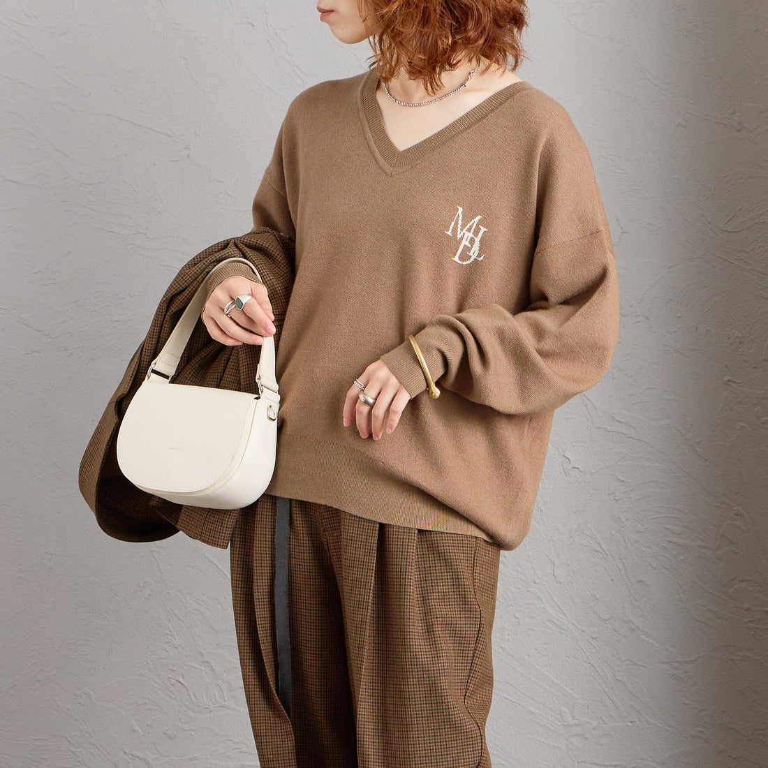 MICA&DEAL × JEANSFACTORY [マイカアンドディール × ジーンズファクトリー] 別注 ワンポイントロゴ Vネックニットプルオーバー [0126408364-JF] MOCHA &&モデル身長：158cm 着用サイズ：F&&